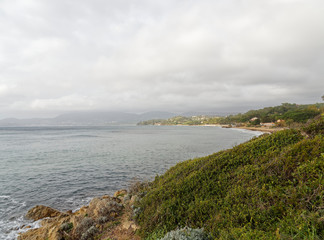Fototapeta premium Cap Lardier dans le Var. Le Sentier du littoral avec vue sur la Croix Valmer, la plage de Girago et Cavalaire-sur-Mer