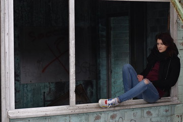 Belle jeune fille dans la rue et le froid
