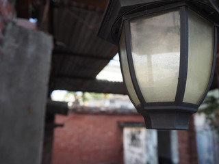 台湾老街の廃屋に残されたレトロなランプ