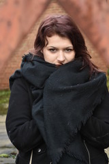 Magnifique jeune femme dans le froid