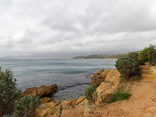 Naklejka premium Cap Lardier dans le Var. Le sentier du littoral entre colline boisée aux senteur provençales et le rivage bordé de falaises et chaos granitiques face à la baie de Cavalaire