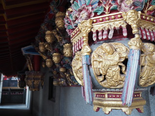 台湾の廟内の鮮やかな装飾