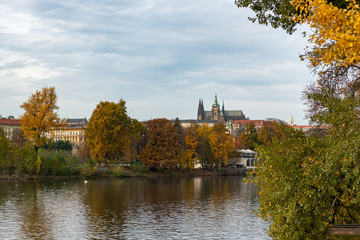Obraz premium River Vltava and castle of Prague on a sunny day in autumn