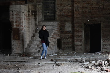 Jeune fille perdue dans les ruines