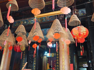 台湾の廟の前に供えられたたくさんの渦巻香