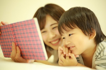 読書する親子