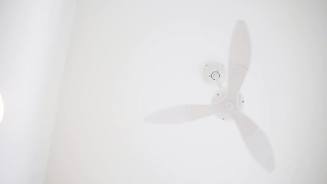 吹き抜けのある家 シーリングファンとスポットライト