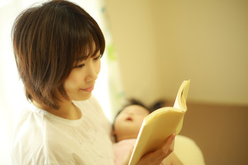 本を読む母親