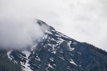 Wolkiger Nebel verdeckt den halben Berg