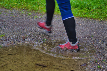 Wanderin tritt beim laufen in die Wasserpfütze - Pech und Missgeschick