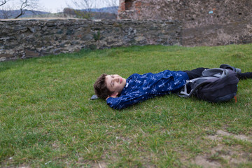 nastolatek relaks na trawie