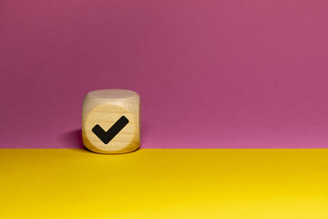 Pictogramme de validation sur cube en bois