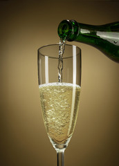 Nalewanie szampana do kieliszka z butelki