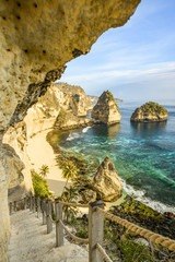 Stunning view of the Diamond Beach bathed by a turquoise sea during a beautiful sunrise. Diamond Beach is an untouched, white-sand and silky blue water bay on the eastern tip of Nusa Penida. © Travel Wild