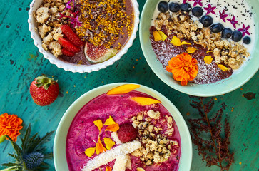 Desayuno saludable en bowls con fruta y granola