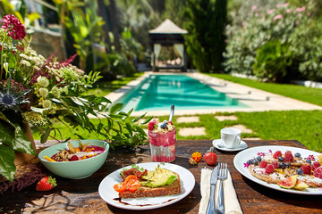 Desayuno completo y sano en entorno natural.
