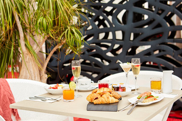 Desayuno completo y sano en entorno natural.