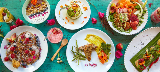 Variedad de platos saludables con estilo rústico