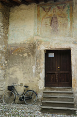 Fototapeta na wymiar Bicycle parked by a door in Italy