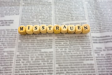 Buchstaben Misstrauen auf Zeitungsseite