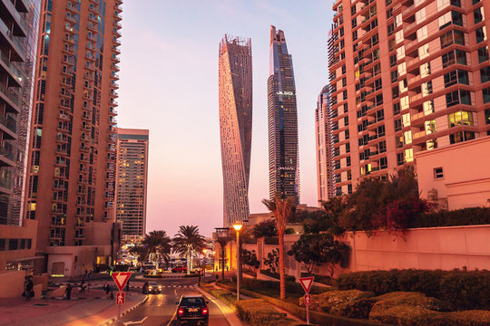 27 November 2019, UAE, Dubai: Cayan tower and traffic in Dubai Marina