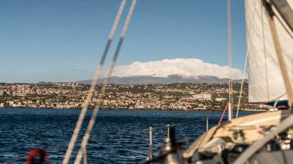 Wulkan Etna- Sycylia- Rejs żeglarski przy brzegu katani © BlackMediaHouse
