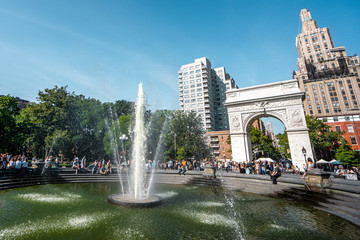 Obraz premium A sunny day in Washington square park during afternoon in Manhattan , New york city