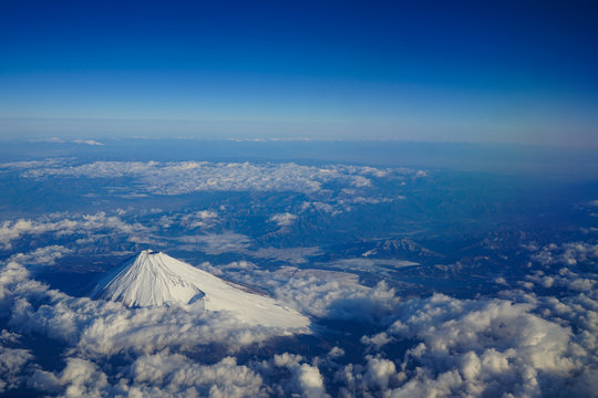 冠雪した富士山と晴れ渡る青空　空中写真