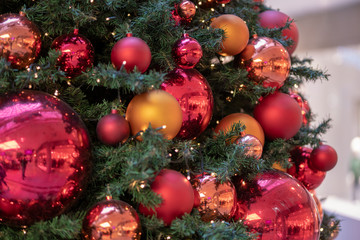 Obraz na płótnie Canvas Weihnachtsbaum mit Christbaumkugeln an Weihnachten