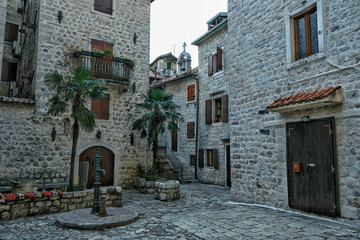 Fototapeta premium Miasto Kotor. Ulice starego Kotoru w Czarnogórze.