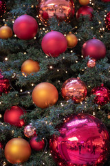 Weihnachtsbaum mit Christbaumkugeln an Weihnachten