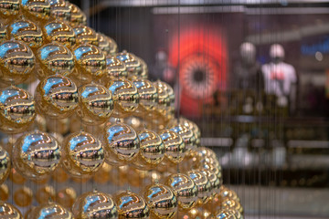 Weihnachtsbaum mit Christbaumkugeln an Weihnachten