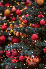 Obraz na płótnie Canvas Weihnachtsbaum mit Christbaumkugeln an Weihnachten