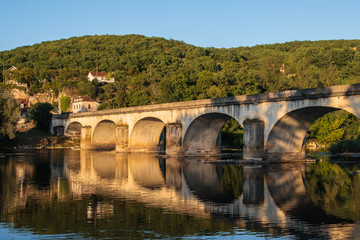 Fototapeta premium Fluss Dordogne Frankreich mit historischer Brücke Flussbrücke