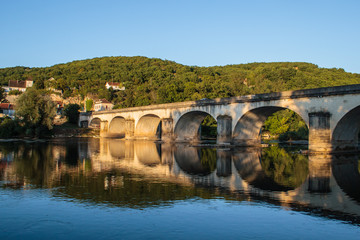 Fluss Dordogne Frankreich mit historischer Brücke Flussbrücke