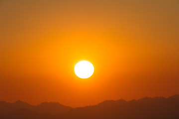 Obraz premium scenery sunrise above the mountain ridge on Doi Pha Phung at Nan province in Thailand.