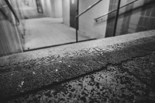 Stra&szlig;enfotografie Treppenstufe treppensteigen absteigen durchgehen sich hinein wagen unheimlich einsam allein rau traurig pessimistisch Stra&szlig;enleben