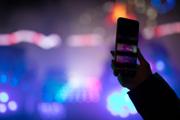 Frau in Berlin bei Weihnachten