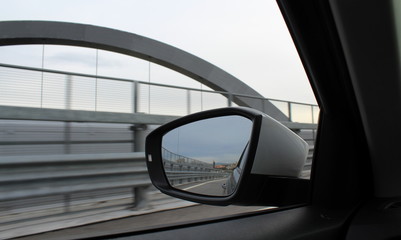 Guidare in autostrada in inverno - specchietto retrovisore