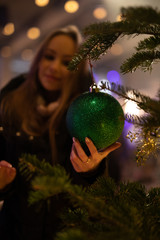 Fototapeta premium Frau in der Weihnachtszeit