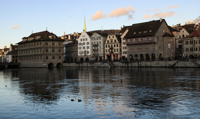 Winter in Zürich; Limmatquai mit Rathaus