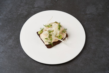 Smorrebrod with fried chicken, fennel and tarragon. Toasted bred with chicken