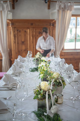 Hochzeitstafel mit Gedeck und Blumendekoration
