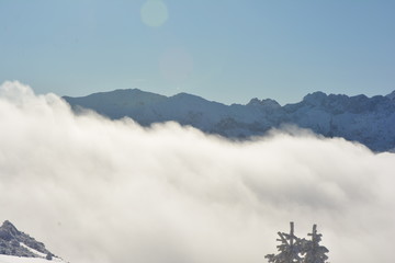 Fototapeta premium Ein schöner wintertag in den bayerischen Alpen mit sonne und Wolken