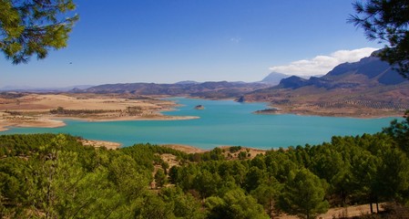 Fototapeta na wymiar lac turquoise près d'Antequerra en Andalousie