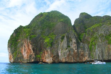 Naklejka premium Stone cliffs on the coast of Phi Phi islands, Thailand.