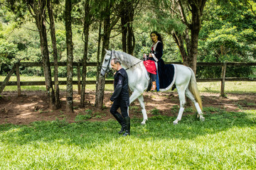 Laides passeando pelos jardim do castelo a cavalo