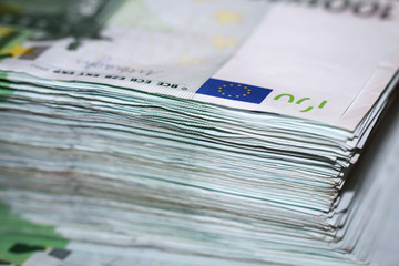 Viele Geldscheine auf einem Stapel, Euroscheine gebündelt