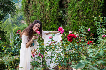 Laide medieval passeando pelos jardins do castelo