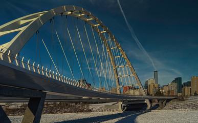 Obraz premium Panoramic view of Walterdale suspension bridge and downtown skyline in Edmonton, Alberta, Canada.